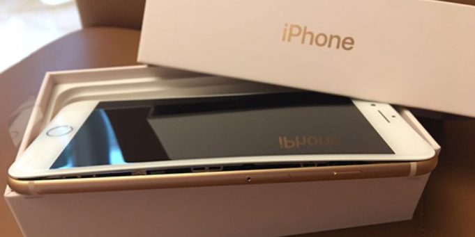 Další iPhone 8 Plus s odděleným displejem
