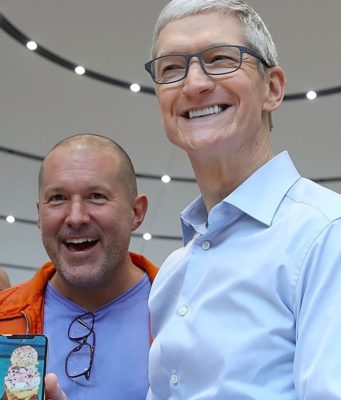 Jony Ive nyní zdobí London National Portrait Gallery