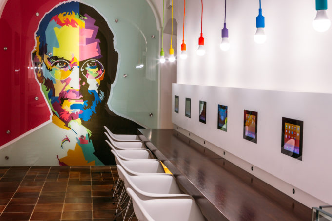 Největší světová expozice Apple v Praze byla kompletně odzicena