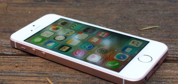 Apple začal posílat odškodnění uživatelům týkající se záměrného zpomalování starších iPhonů