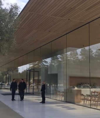 Apple park je skvěle přístupný pro zákazníky na invalidním vozíku