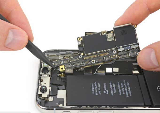 Jak vypadá funkční iPhone X s transparentní zadní stranou?