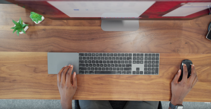 Černý Lightning kabel? Ano, ale k iMacu Pro!