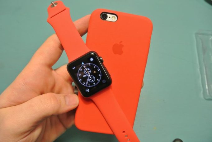 Apple nyní nabízí řemínky a silikonová pouzdra ve třech nových barvách