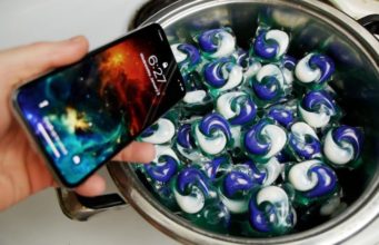 Test odolnosti – iPhone X vs 100 kapslí do myčky!