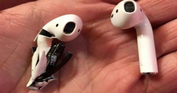 Jason Colon z Floridy tvrdí, že se z jednoho jeho AirPods začalo kouřit