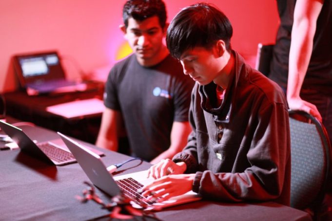 Vývojáři se pomocí chyby v Safari podařilo „hacknout“ Touch Bar na MacBooku Pro