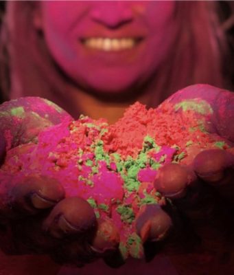 Tim Cook přidal barevném snímku z hinduistického festivalu Holi