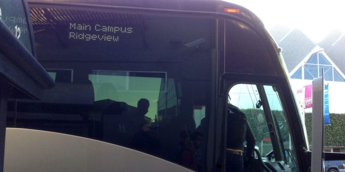 Útočníci opět střílí po autobusem Applu a Googlu