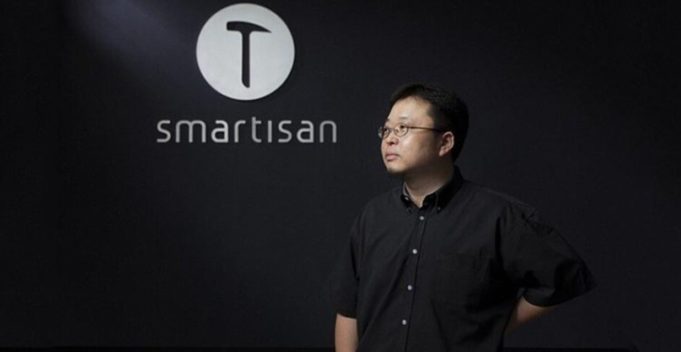 Luo Yonghao se snaží upozornit na svoji firmu vyrábějící telefony pomocí Apple