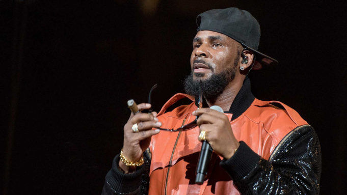 Apple Music zastavuje propagaci hudby R. Kellyho