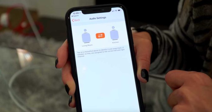 Jak vypadá AirPlay 2 s více HomePody v domě youtuberky?