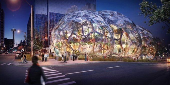 Jaký je rozdíl v přístupu Apple a Amazon ve výběru nových areálů?