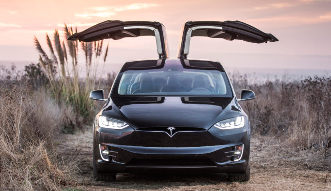 Tesla se zapsala do Guinnessovy knihy rekordů, její Model X utáhl obří letadlo