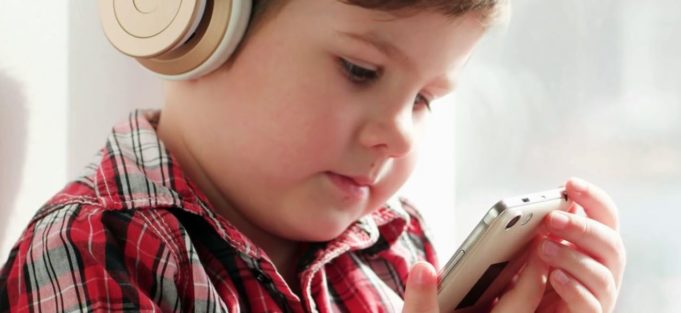 Děti, poslouchající přenosné hudební přehrávače mají větší pravděpodobnost ztráty sluchu
