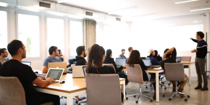 Apple v Izraeli spolupořádal akci o designu „Design Verification Engineering“