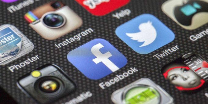 Facebook a Twitter odstraní stovky falešných účtů z Íránu a Ruska