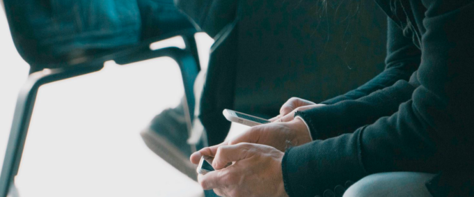 Podle nedávno průzkumu 54% teenegerů a 36% dospělých jsou zavislých na telefonu