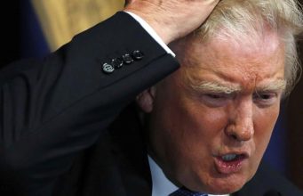 Donald Trump používá iPad ke čtení, jak mu říká?