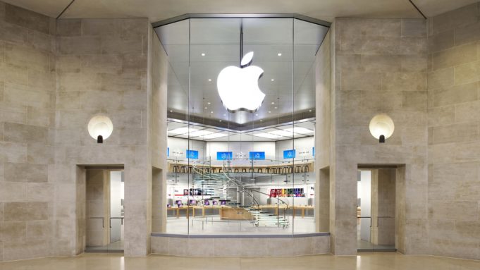 Apple Store v Louvre v Paříži se trvale uzavírá a otevře na Champs-Élysées
