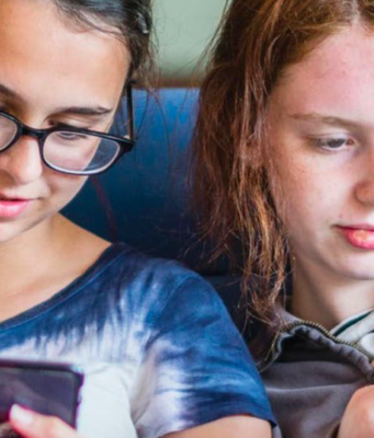 Američtí teenageři si stále vybírají iPhone nad konkurencí