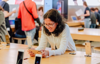 Apple dnes sdílel fotografie toho, jak první zákazníci kupovali nová zařízení