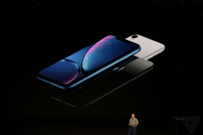 Všechny modely nových iPhonů jsou k zakoupení se standartním 5W adaptérem