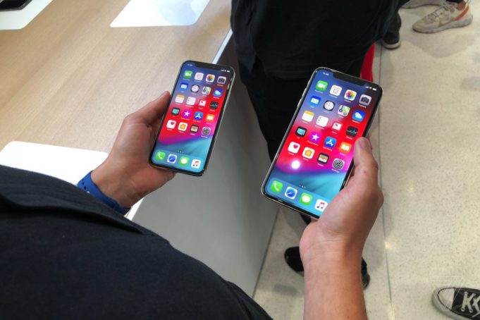 Ničení iPhonů. Co vydrží iPhone Xs a Xs Max?
