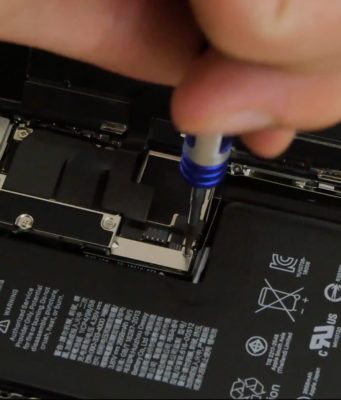 Odborníci na opravy iFixit se důkladně podívali na iPhone Xs a Xs Max. Co zjistili?