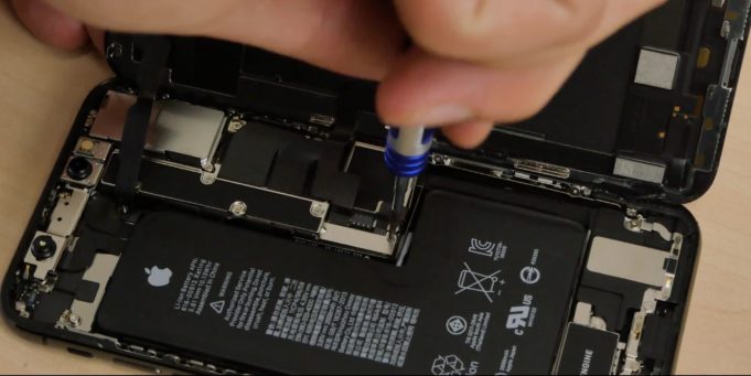 Odborníci na opravy iFixit se důkladně podívali na iPhone Xs a Xs Max. Co zjistili?
