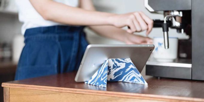 Tento multifunkční stojánek FODI Origami se skvěle hodí pro váš iPhone nebo iPad