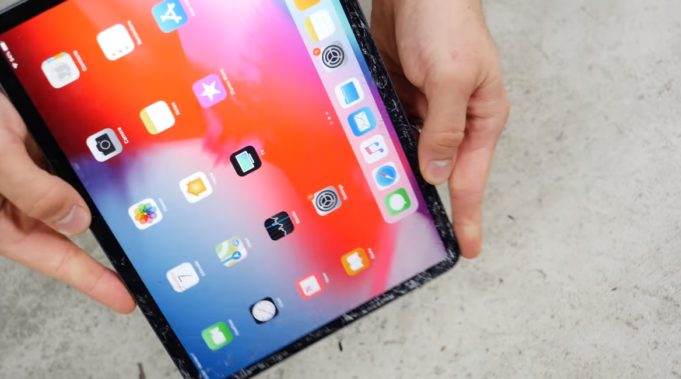 Test odolnosti nového iPadu Pro. Zničit jde snadno, fungovat bude nadále