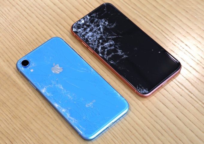 iPhone XR je podle nejnovějších testů stejně rozbitný jako iPhone XS nebo XS Max