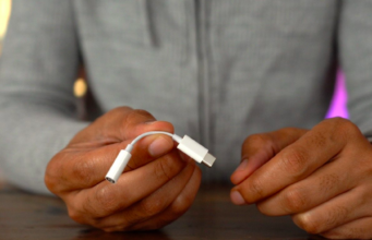 V nových zařízení MacBook Air a Mac Mini lze zvuk rozdělit zvlášť do sluchátek a reproduktoru