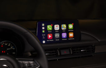 CarPlay je nyní v USA k dispozici ve vybraných vozidlech společnosti Mazda z roku 2014 a novějších