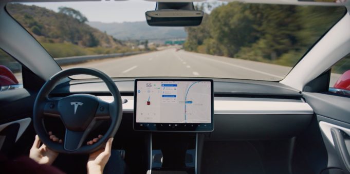 TeslaNovinky.cz – Autopilot bude brzy podporovat semafory a kruhové objezdy, řekl Elon Musk
