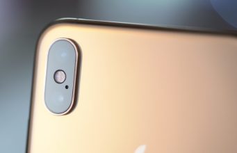 Muž z Ohia prohlašuje, že iPhone XS Max mu explodoval v kapse