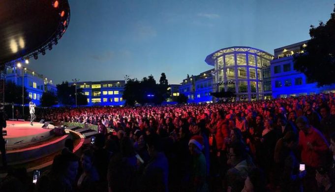 Apple oslavil Vánoční svátky živým vystoupením zpěvačky Idiny Menzel