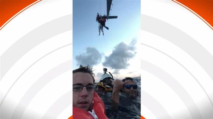 Žena zachránila po nehodě lodi skupinu lidí pomocí iPhonu