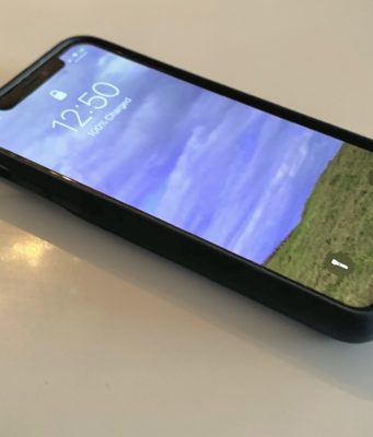 Pouzdra Smart Battery Case je nedostatek, na dodání si budete muset počkat až do 17. července