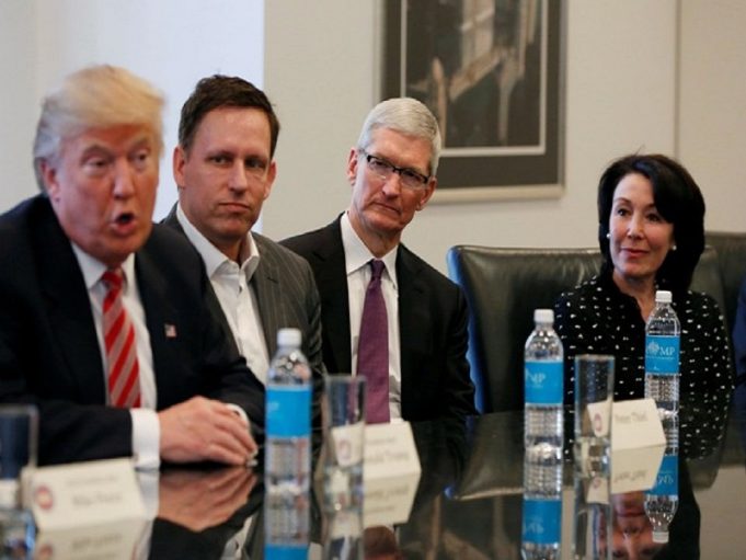 Americké ministerstvo obchodu dnes oznámilo 25 členů nové rady Trumpa, je mezi nimi Tim Cook