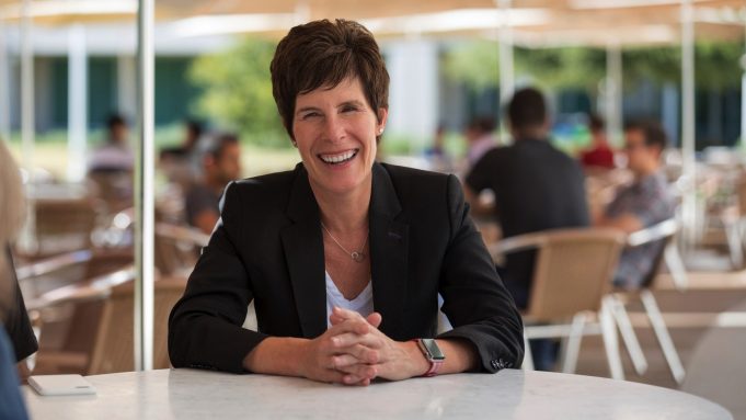 Deirdre O’Brien od Apple dostala grant 8 milionů dolarů