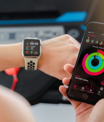 Funkce Detekce pádu v Apple Watch pomohla 80leté ženě