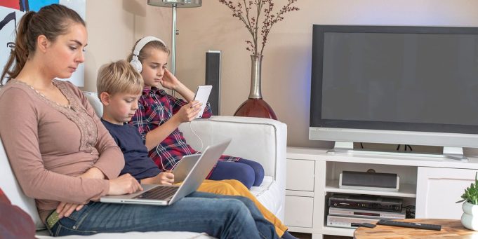 Lidé stráví více než čtvrtinu života online, ani iOS 12.2 se sledováním času nepomáhá