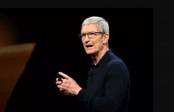 Tim Cook si změnil jméno na Twitteru v reakci na Trumpovu chybu