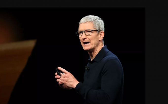 Tim Cook si změnil jméno na Twitteru v reakci na Trumpovu chybu