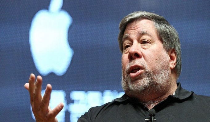 Steve Wozniak je znepokojený, že Apple zaostává v oblasti skládacích telefonů