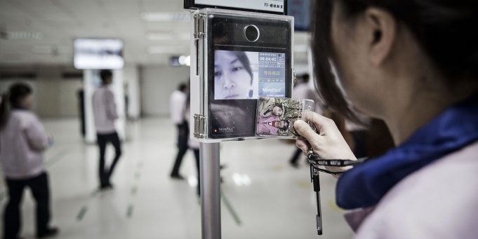 Foxonn snižuje platy a výhody, za vše můžou menší objednávky iPhonů
