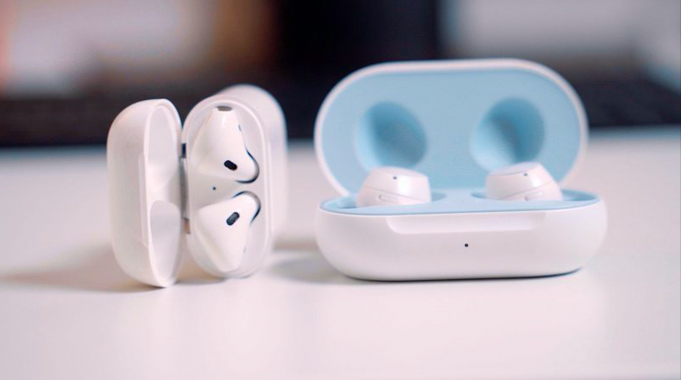 Sluchátka Galaxy Buds a AirPods – jaký je mezi nimi rozdíl?
