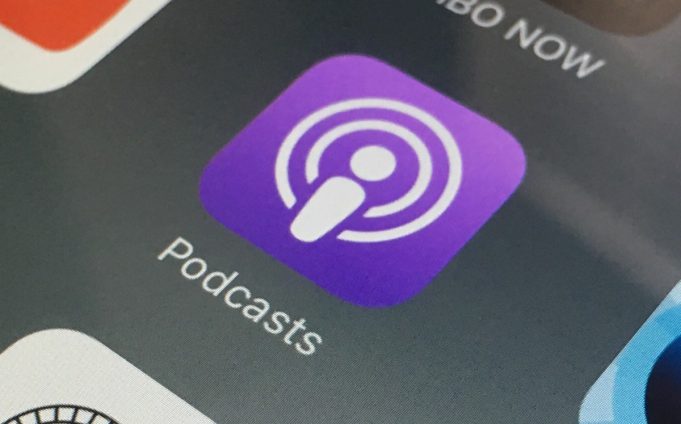 Někteří uživatelé hlásí problémy při používání aplikace Podcasty na iPhonu
